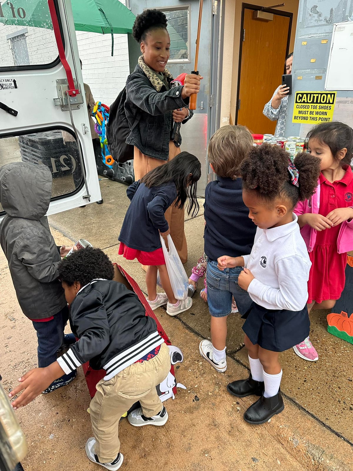 Children donating cans from food drive 